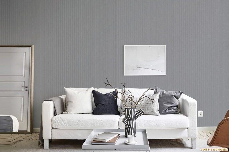 Giấy dán tường có màu ghi trung tính giúp tạo nên không gian phòng khách trẻ trung và lịch sự.